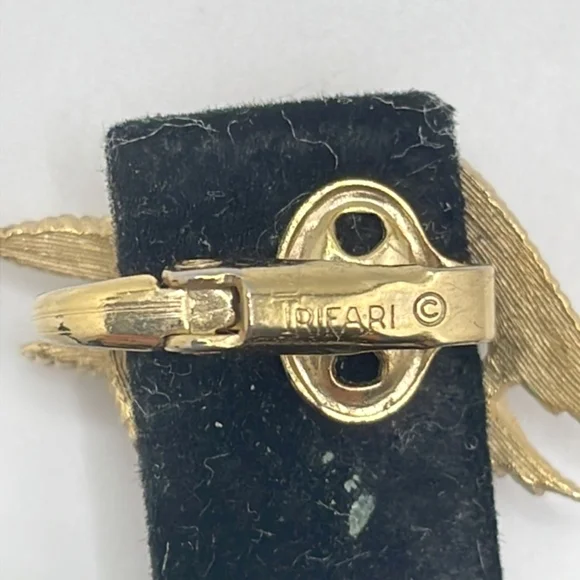 Crown Trifari Signed Vintage Brushed Gold Abstract Leaf Clip-on Earrings - Picture 4 of 9